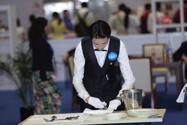 技藝精湛展風采，服務卓越贏未來——上海市商貿旅游學校選手在第45屆世界技能大賽全國選拔賽中榮獲餐廳服務項目銀牌